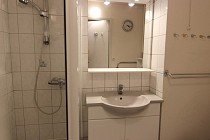 Les Glaciers - badkamer met wastafel en douchecabine